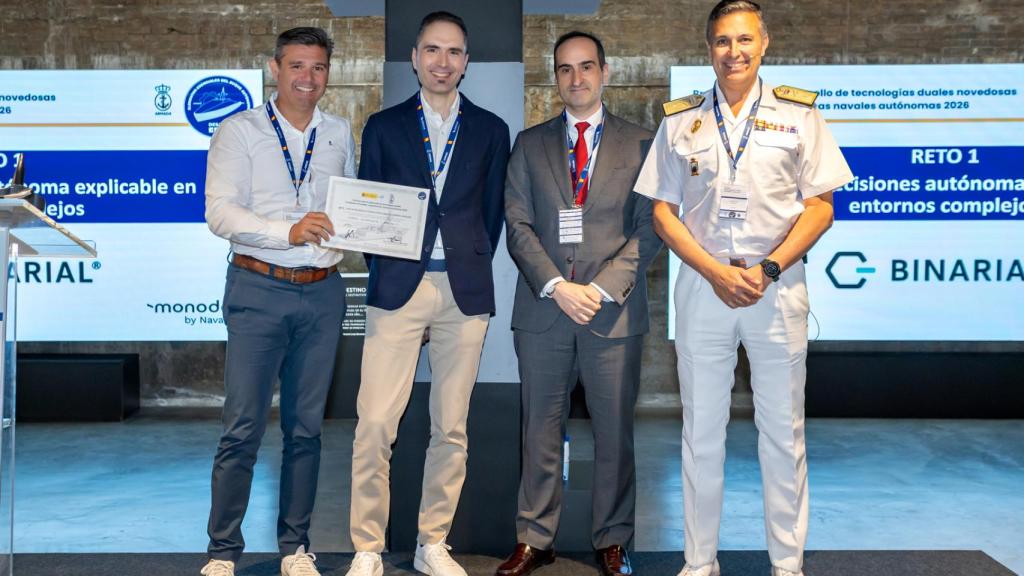 De izquierda a derecha: José Manuel González Álvarez (director de desarrollo de negocio de Binarial), Alejandro Valiñas Núñez (CTO y cofundador de Binarial), Juan Antonio Tébar Chumillas (director de programas de innovación del CDTI) y Contra Almirante Francisco Antón Brage (subdirector de ingeniería de la Armada).