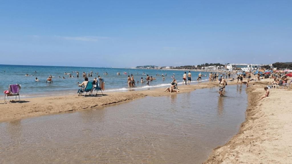 Así es la playa de Comaruga