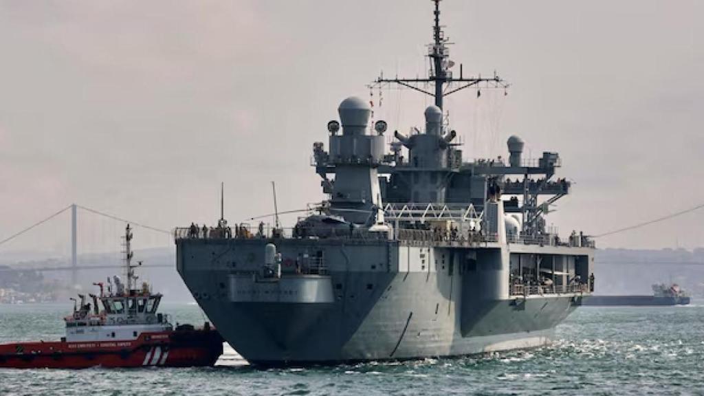 USS Mount Whitney (LCC-20), buque insignia de la Sexta Flota de la Marina de Estados Unidos.