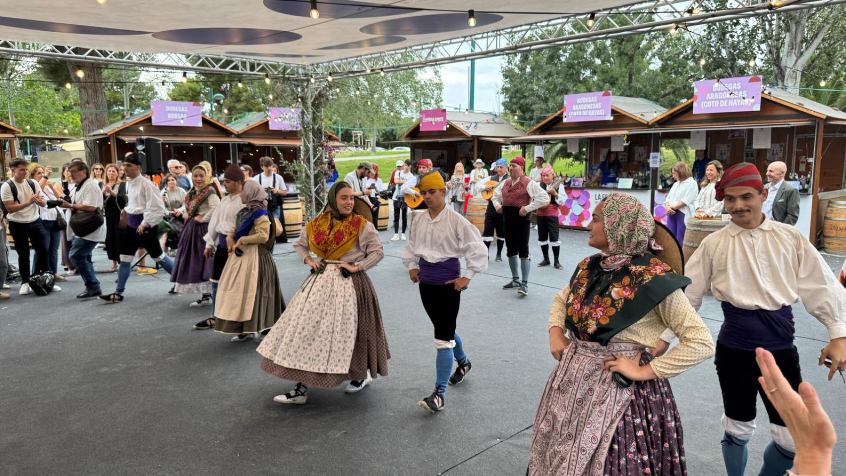 Joteros y joteras en la inauguración de la feria, bailando 'Garnacha de Zaragoza'.