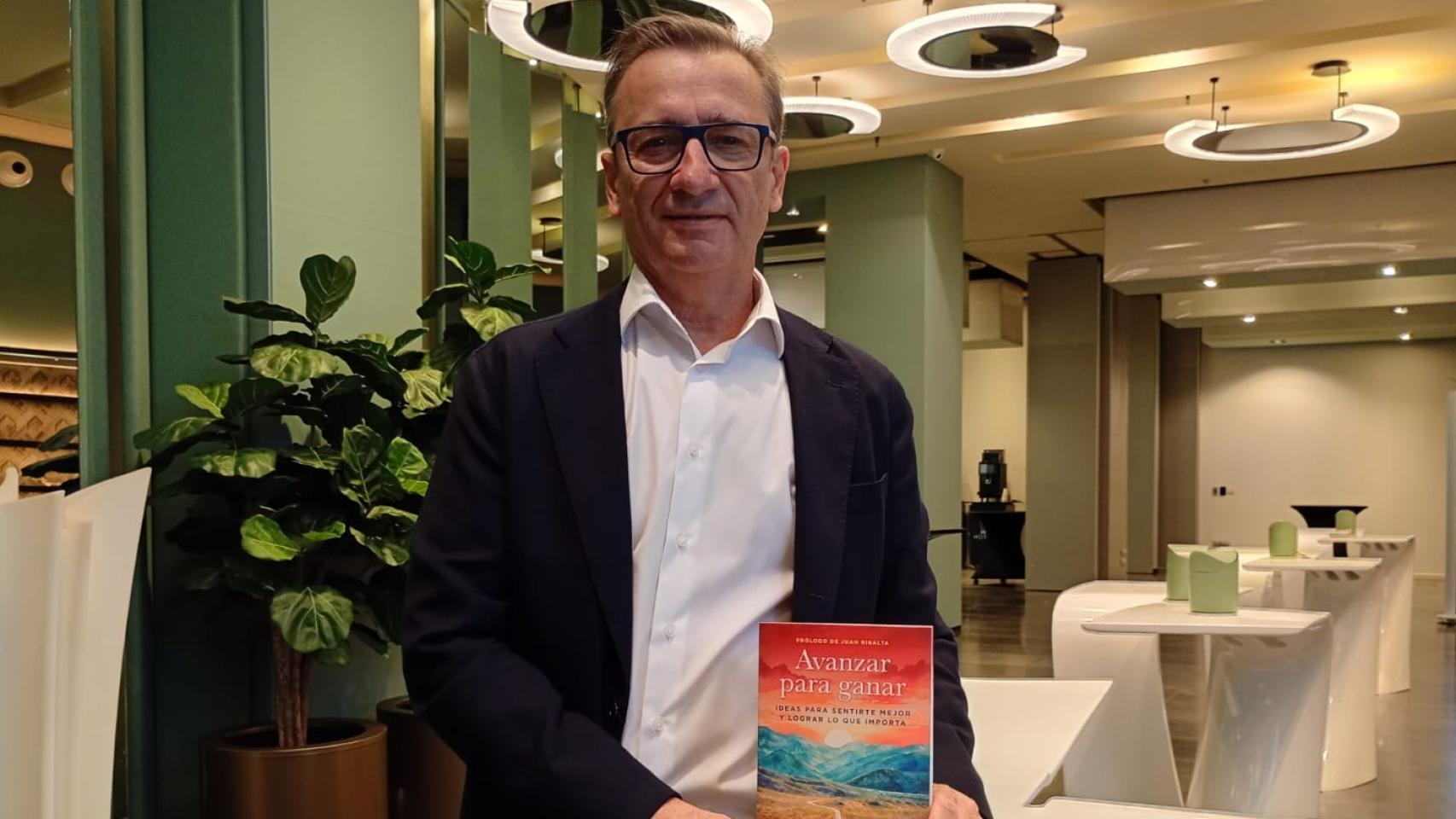 Víctor Almirall posa tras la entrevista con este periódico. 