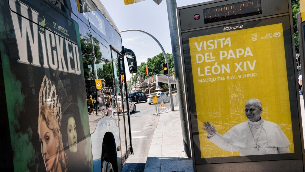 Cartel publicitario de la visita del Papa, en la plaza de Cibeles. 