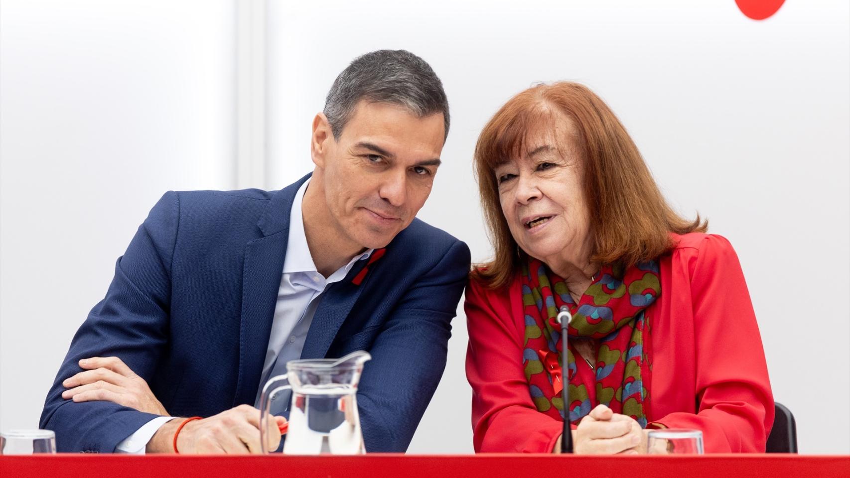 Pedro Sánchez con Cristina Narbona en un homenaje a Pablo Iglesias Posse, fundador del PSOE.