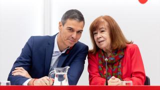 Pedro Sánchez con Cristina Narbona en un homenaje a Pablo Iglesias Posse, fundador del PSOE.
