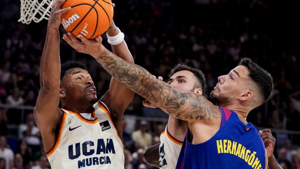 Willy Hernangómez pelea con Jaylen Hands.