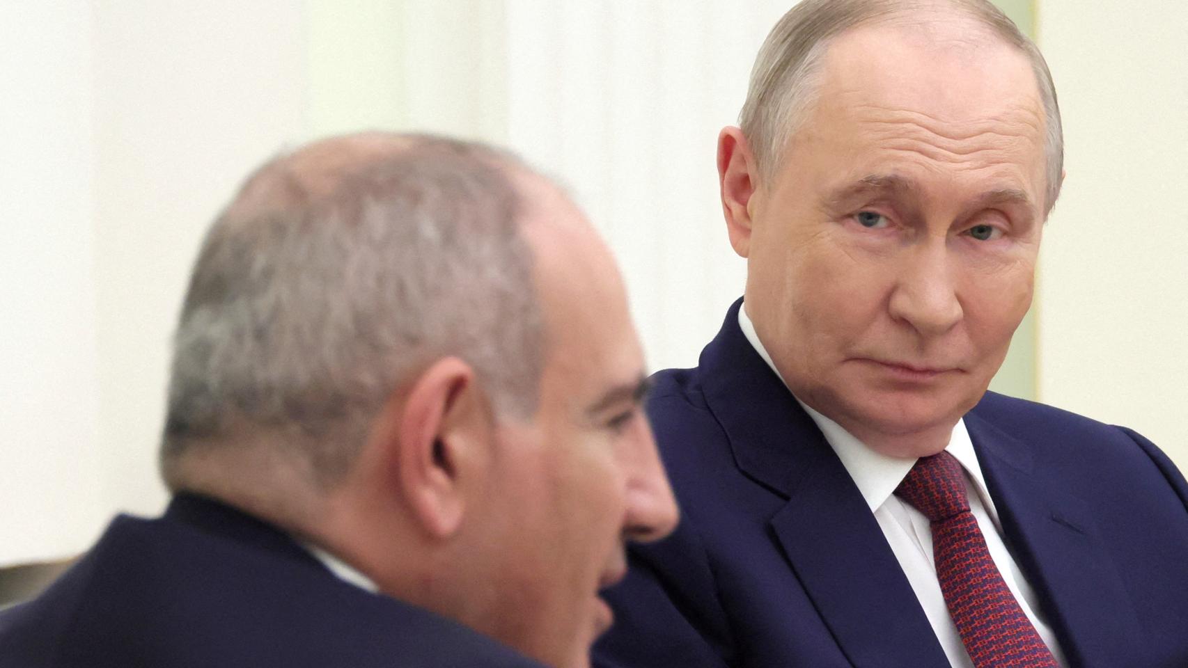 El presidente ruso Vladimir Putin y el primer ministro armenio Nikol Pashinián asisten a una reunión en el Kremlin.