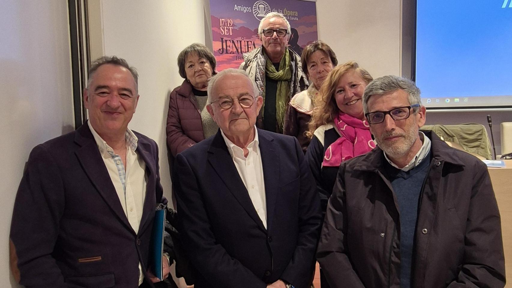Junta directiva de Amigos de la Ópera de A Coruña, con su nuevo presidente José Luis Méndez Romeu en el centro