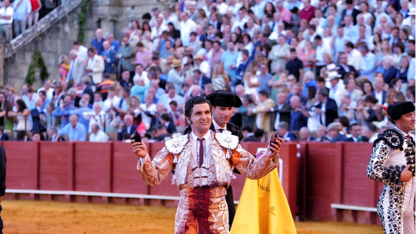 Morante pasea dos orejas en la Maestranza de Sevilla.