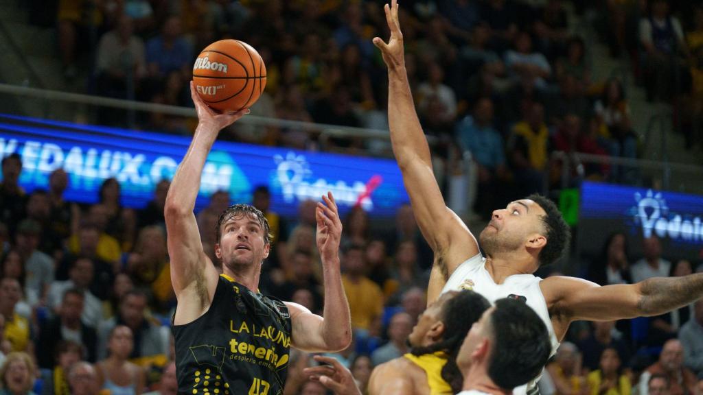 Doornekamp entra a canasta presionado por Trey Lyles.