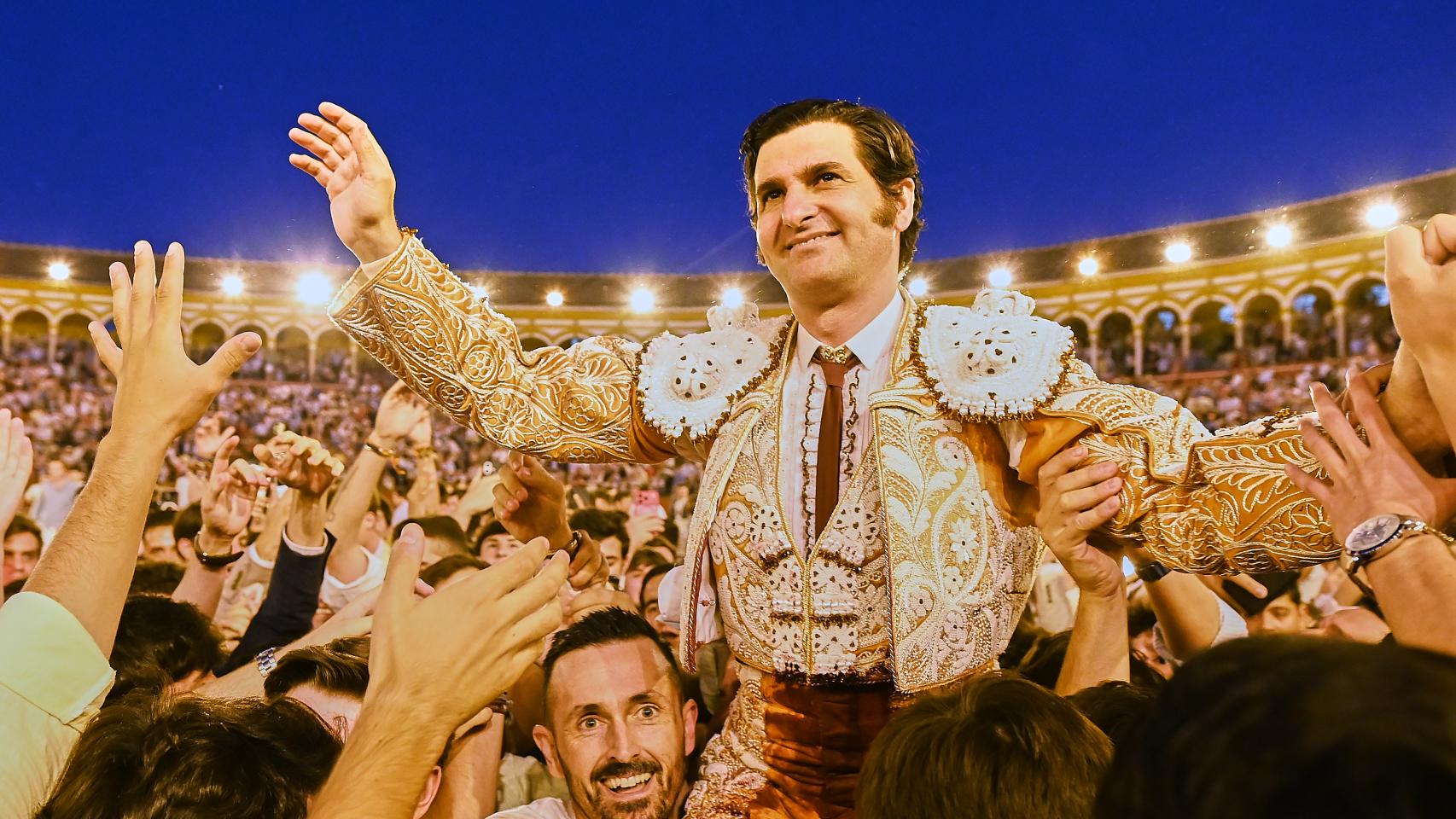 Morante pasea dos orejas en la Maestranza de Sevilla.