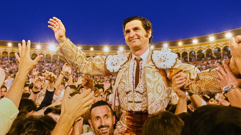 Morante pasea dos orejas en la Maestranza de Sevilla.