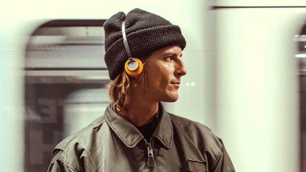 Una persona con los nuevos auriculares Freddie de We Are Rewind.