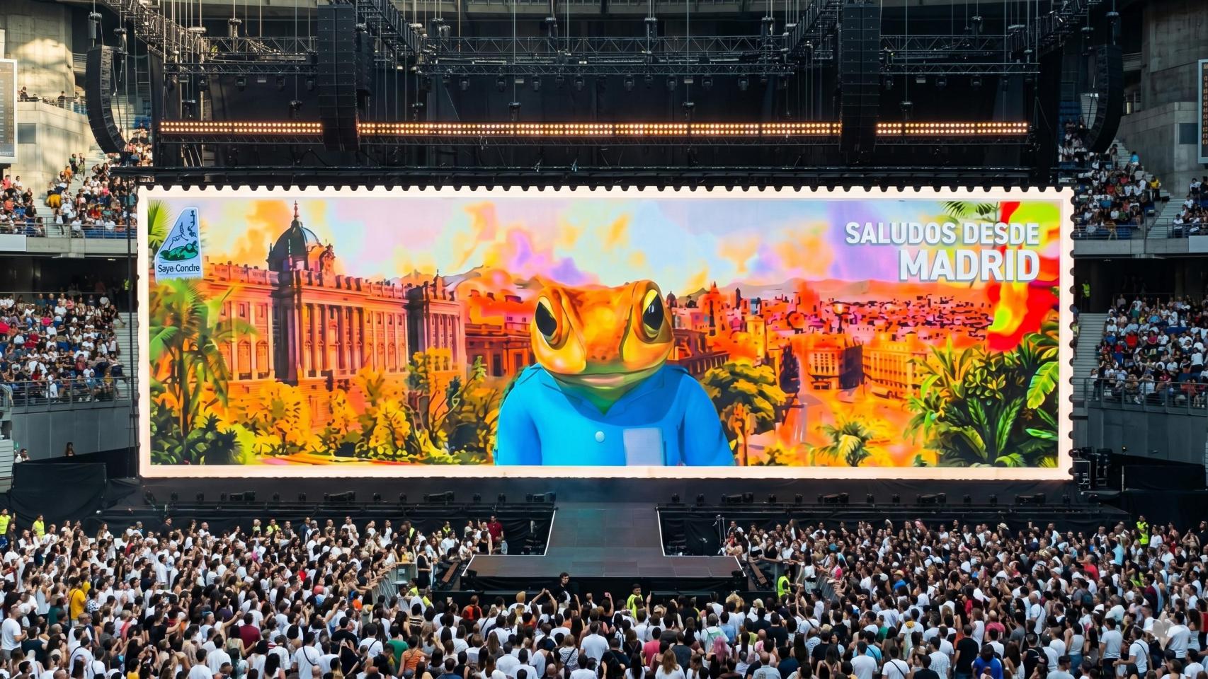 El Sapo Concho, la mascota de Bad Bunny, conversando con el público de Madrid. 