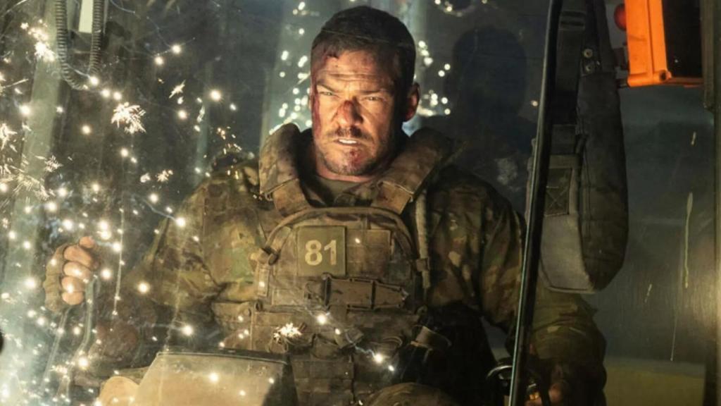 Alan Ritchson interpretando a 81 en 'Máquina de guerra'