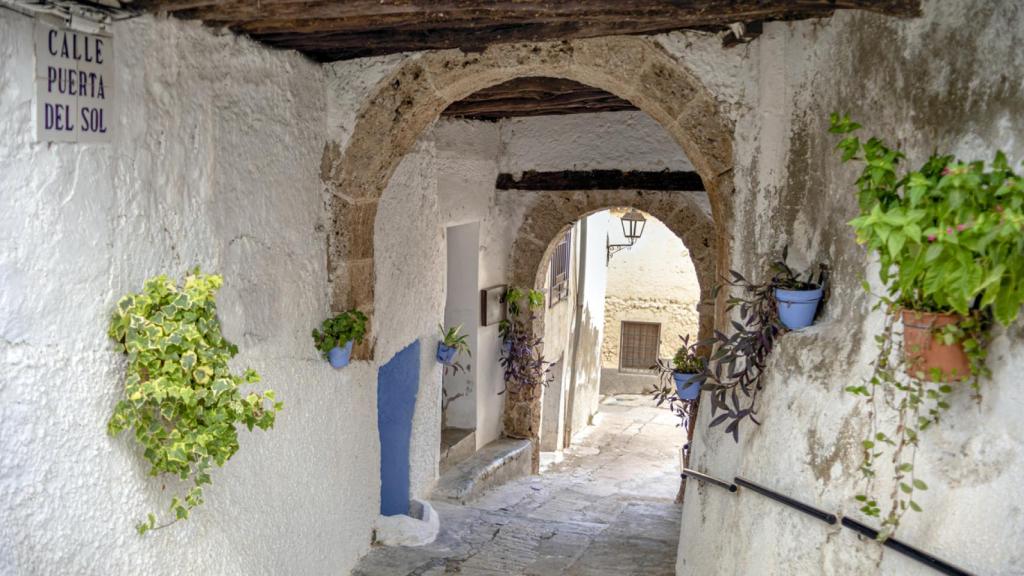 Callejón con varios arcos de Letur.