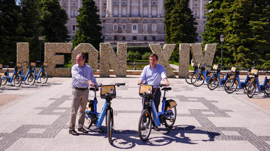 Almeida y Carabante durante la presentación periodo gratuidad EMT Madrid y BiciMad.