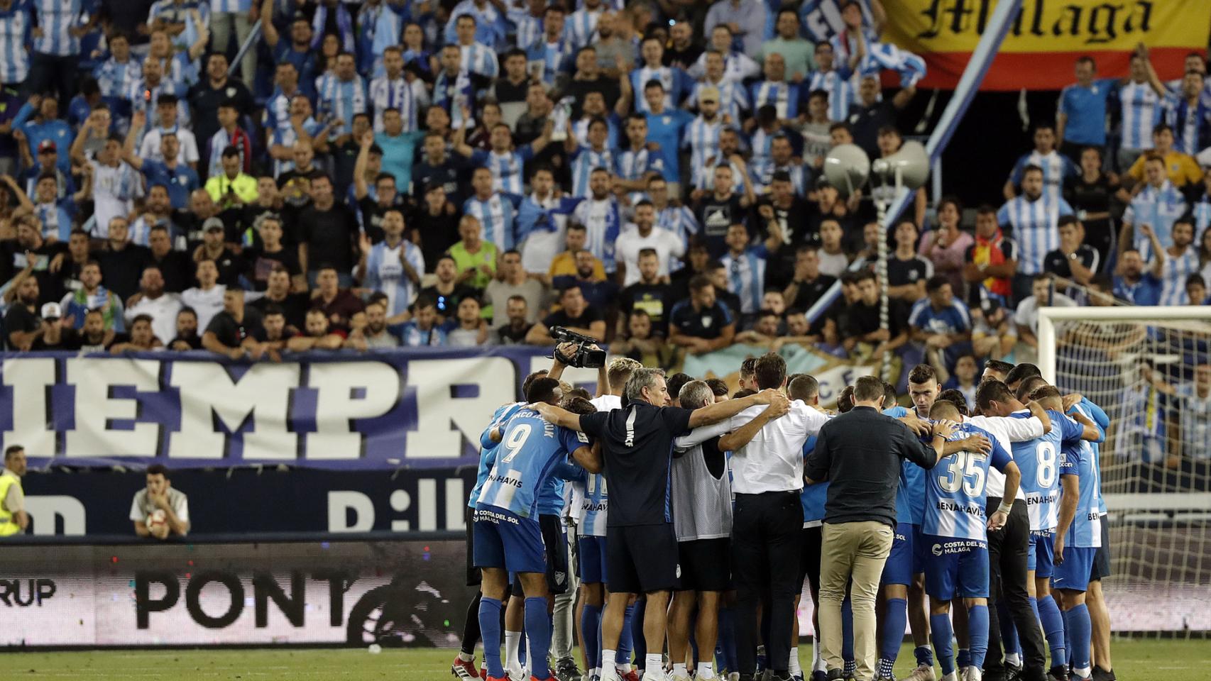 La plantilla del Málaga CF tras ser eliminada del playoff en 2019 por el Deportivo de La Coruña 