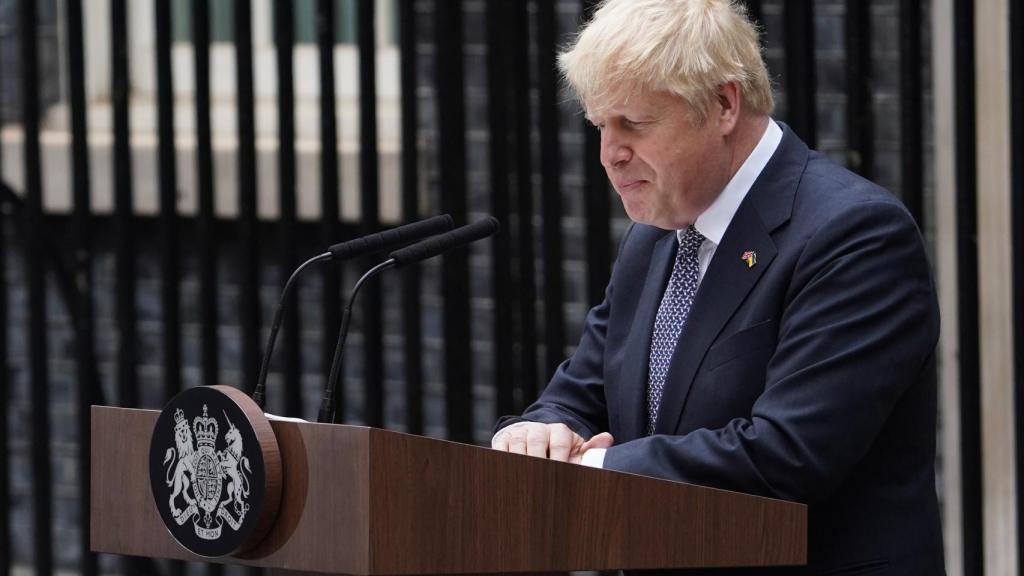 El británico Boris Johnson anuncia su dimisión.