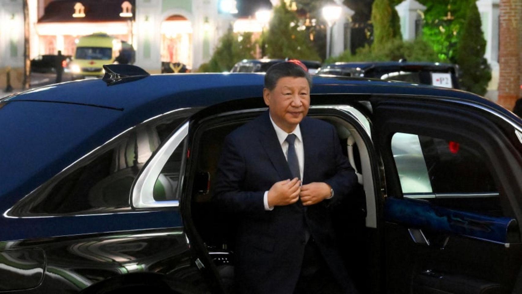 El presidente chino, Xi Jinping, se baja de un coche oficial en una fotografía de archivo