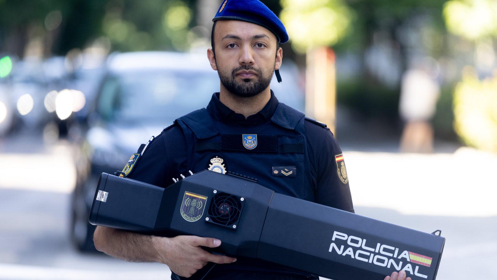 Un agente de la Policía Nacional con un rifle antidrones