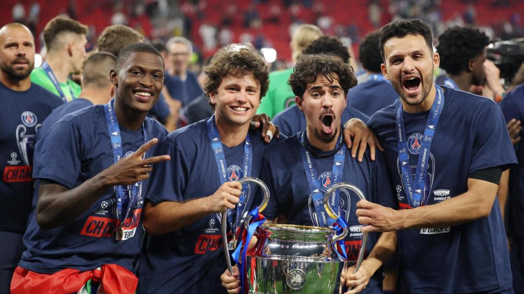 Joao Neves y Vitinha, centro, celebran la Liga de Campeones con Nuno Mendes y Gonçalo Ramos.