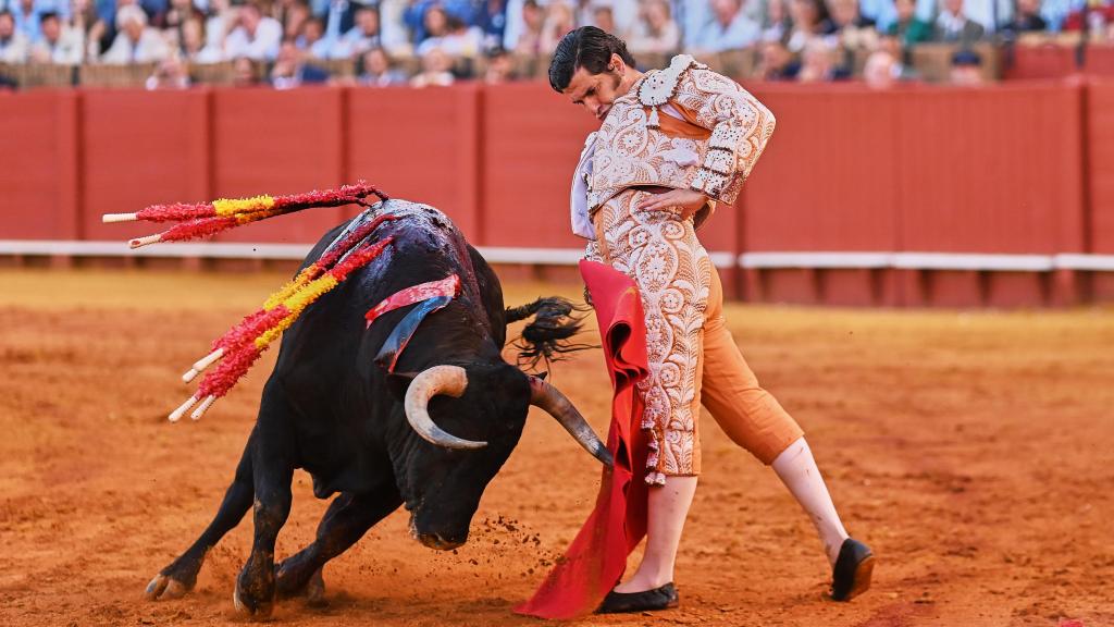 Morante de la Puebla golpea el molino de viento en la Maestranza de Sevilla.