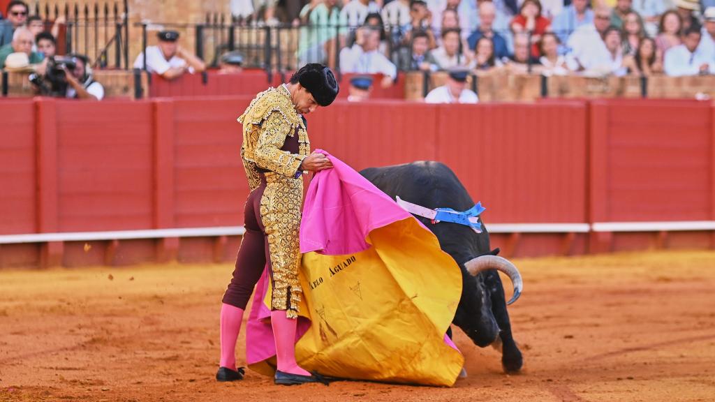 Pablo Aguado torea a Verónica en la Maestranza.