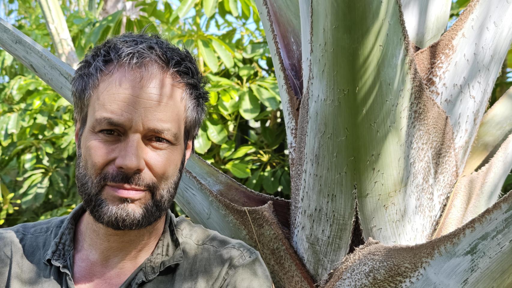 El director Josep Vicent, en el jardín de su casa esta semana.