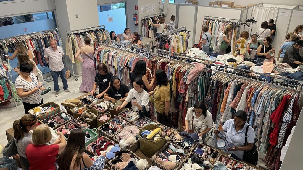 Fotografía del rastrillo solidario organizado por Tendam.