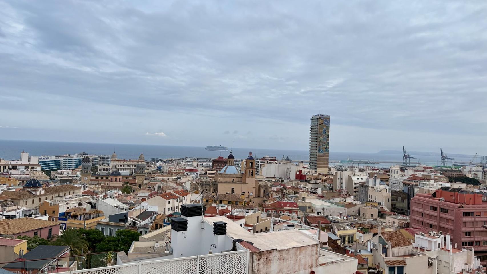 Vistas a la ciudad de Alicante durante un día nublado.