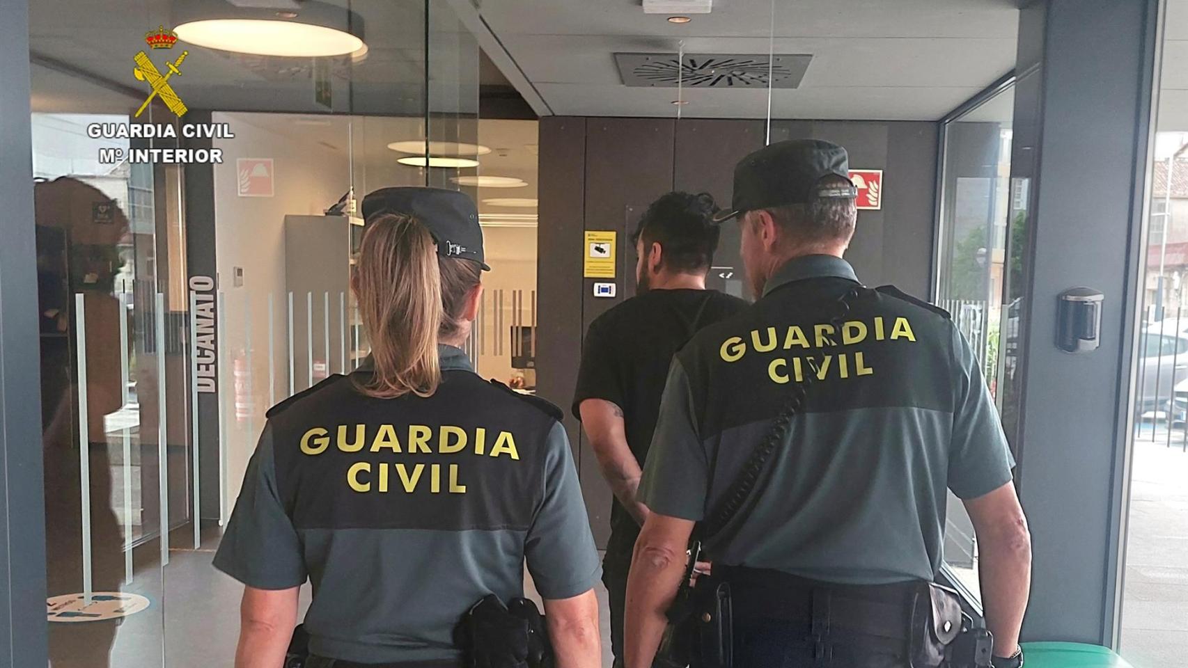 Guardia Civil detuvo en Tui (Pontevedra) a un hombre de 30 años con una orden de búsqueda de la Interpol por un homicidio doloso