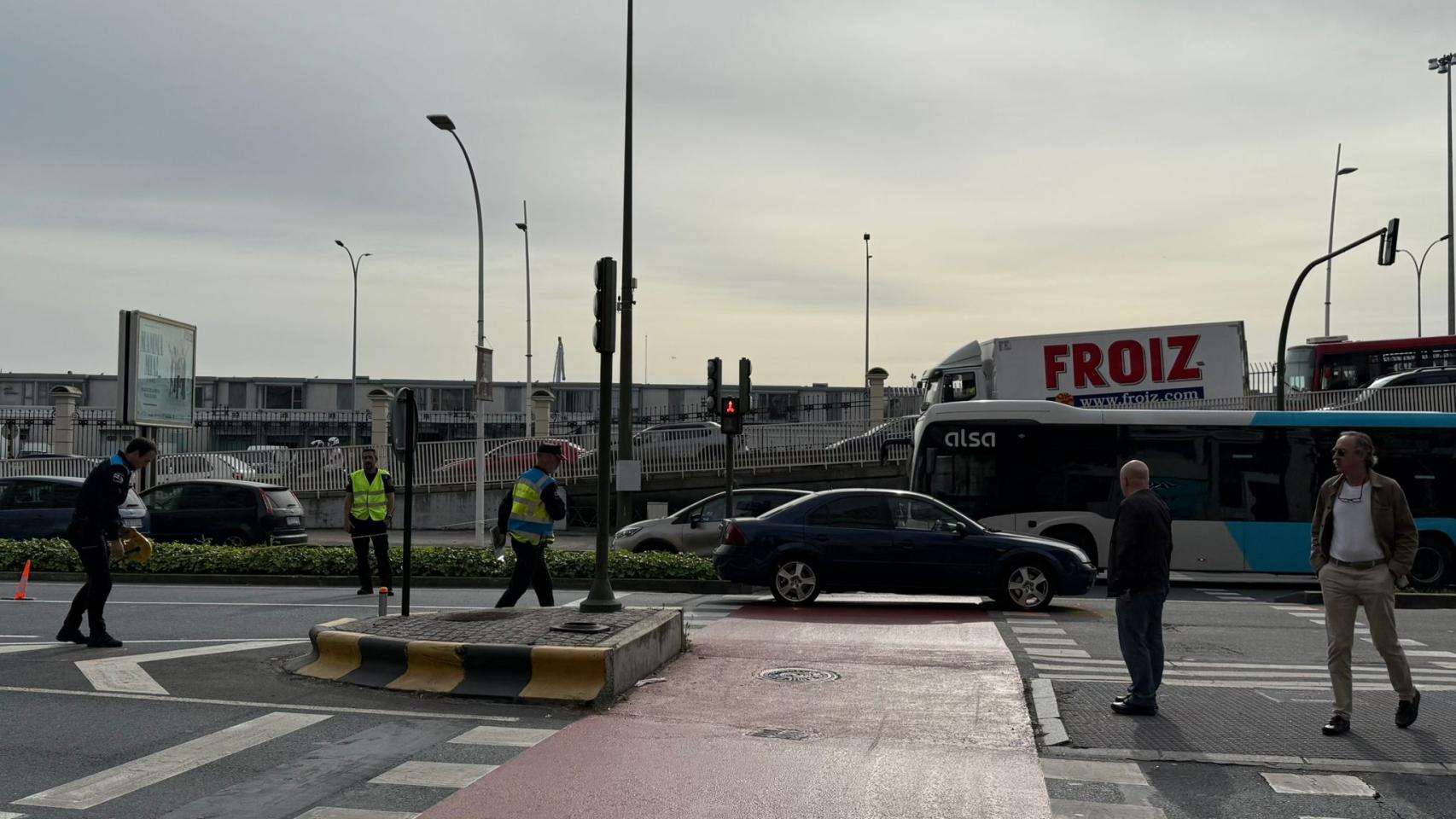 Policía Local en el paso de peatones de Linares Rivas este viernes