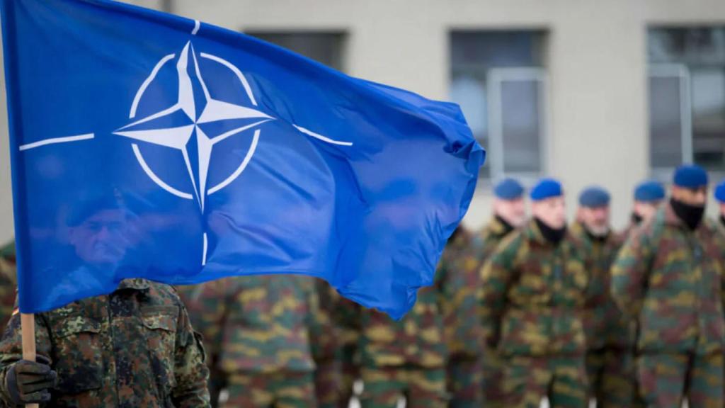  Un soldado alemán sostiene la bandera de la OTAN en el grupo de combate multinacional de la Alianza en Rukla, Lituania.