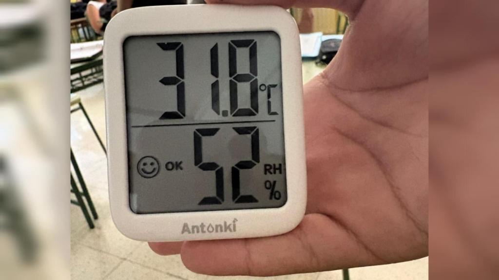 Un aula del IES Beniaján rozando los 32 grados centígrados con alumnos de la ESO en su interior.