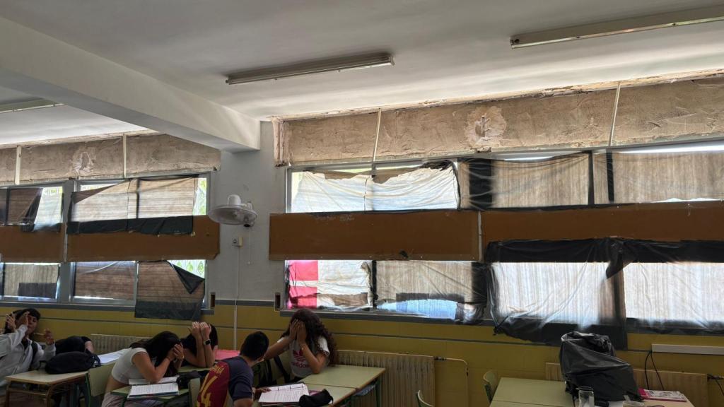 Un aula del IES Beniaján en Murcia con cortinas echadas para tratar de rebajar la temperatura.