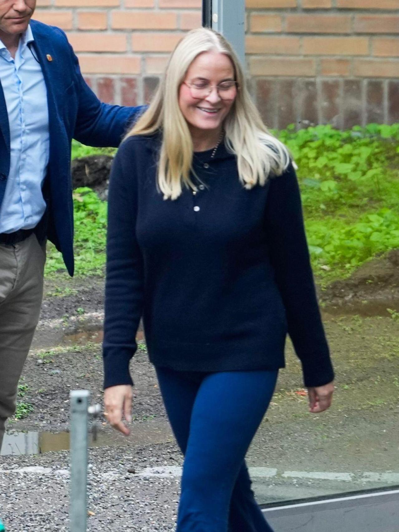 La princesa, sonriendo, a pesar de su delicado estado.