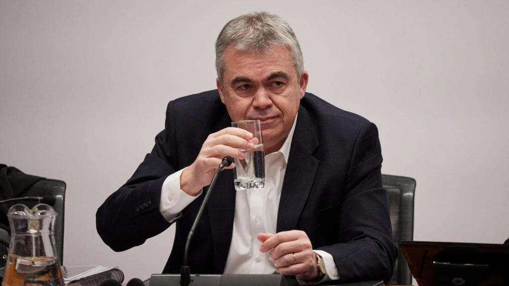 El exsecretario de organización del PSOE Santos Cerdán, en la Comisión de Investigación sobre adjudicaciones públicas del Parlamento de Navarra el pasado 11 de febrero.