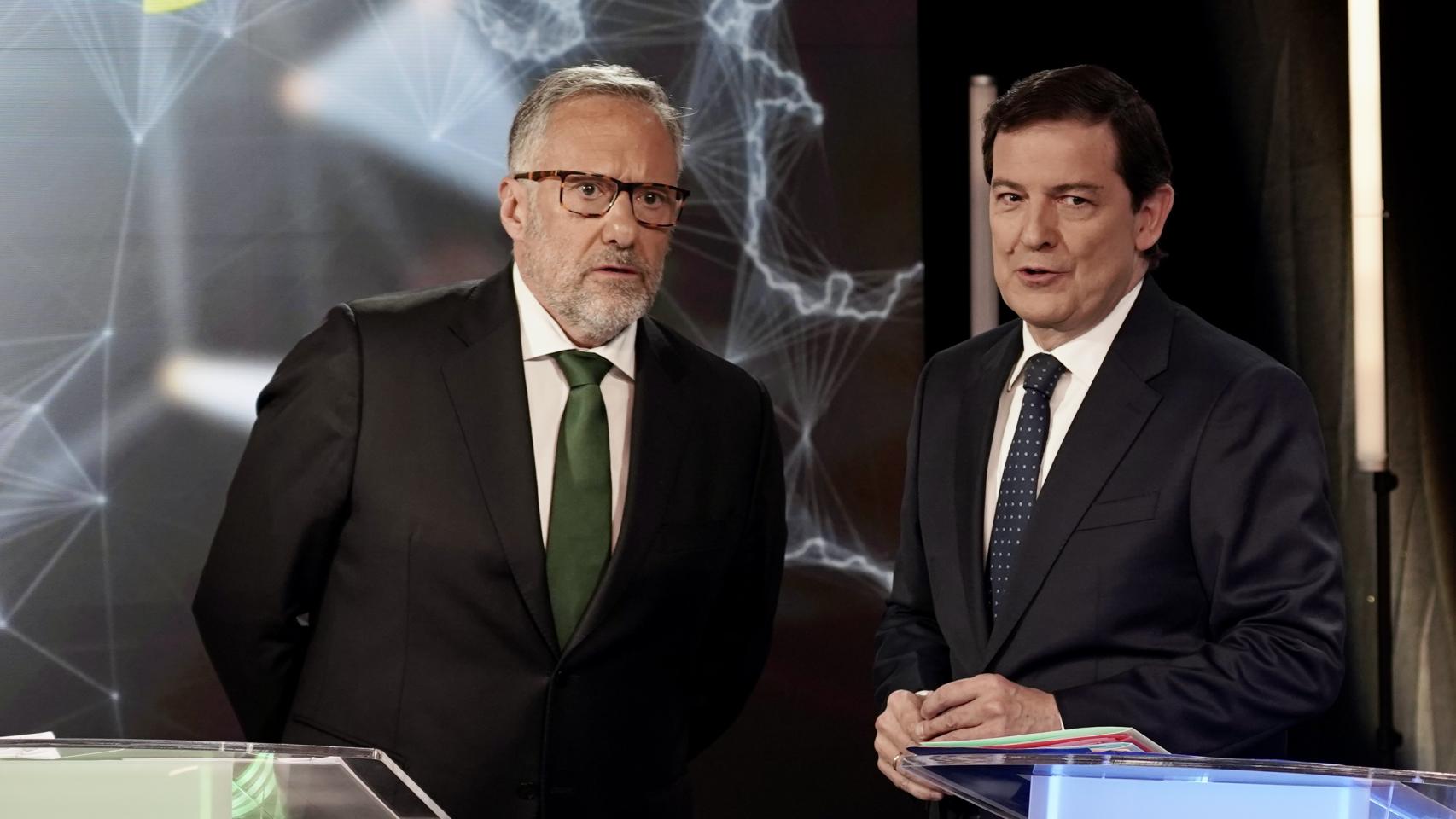 El portavoz de Vox, Carlos Pollán, y el presidente de la Junta en funciones, Alfonso Fernández Mañueco, durante el debate electoral del pasado 10 de marzo