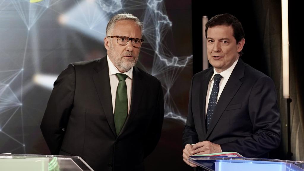 El portavoz de Vox, Carlos Pollán, y el presidente de la Junta en funciones, Alfonso Fernández Mañueco, durante el debate electoral del pasado 10 de marzo