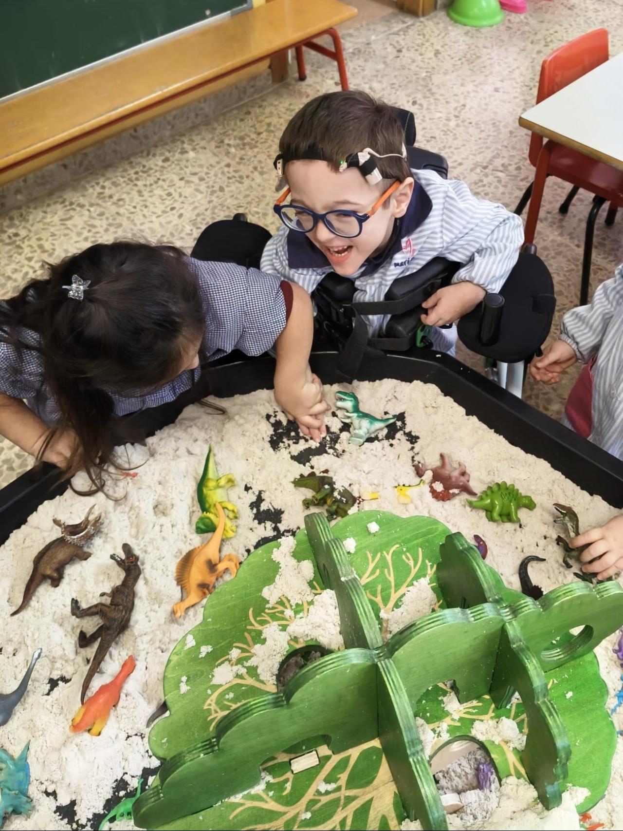 Iván con sus compañeros en el colegio. EE