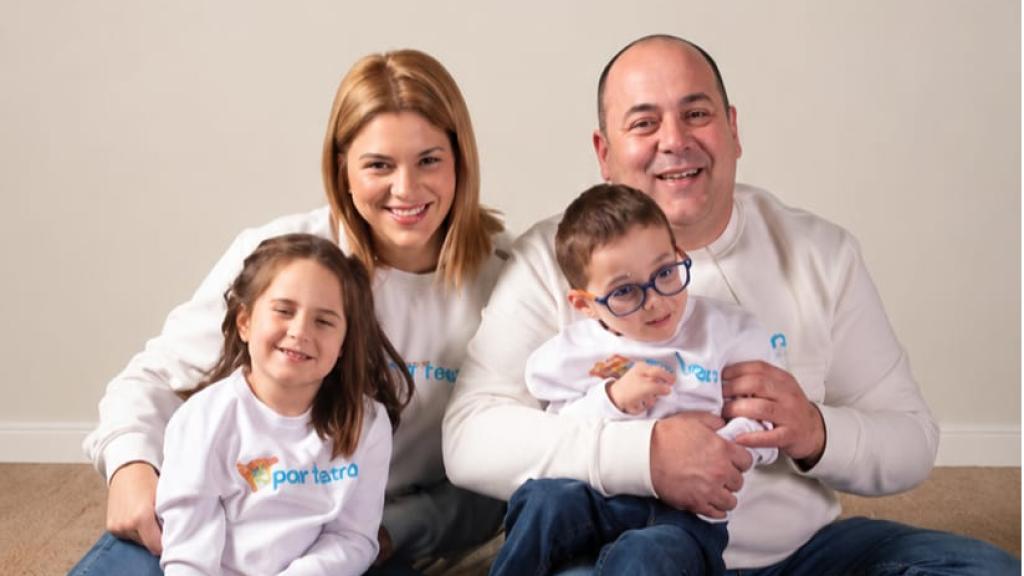 Iván con su familia. EE
