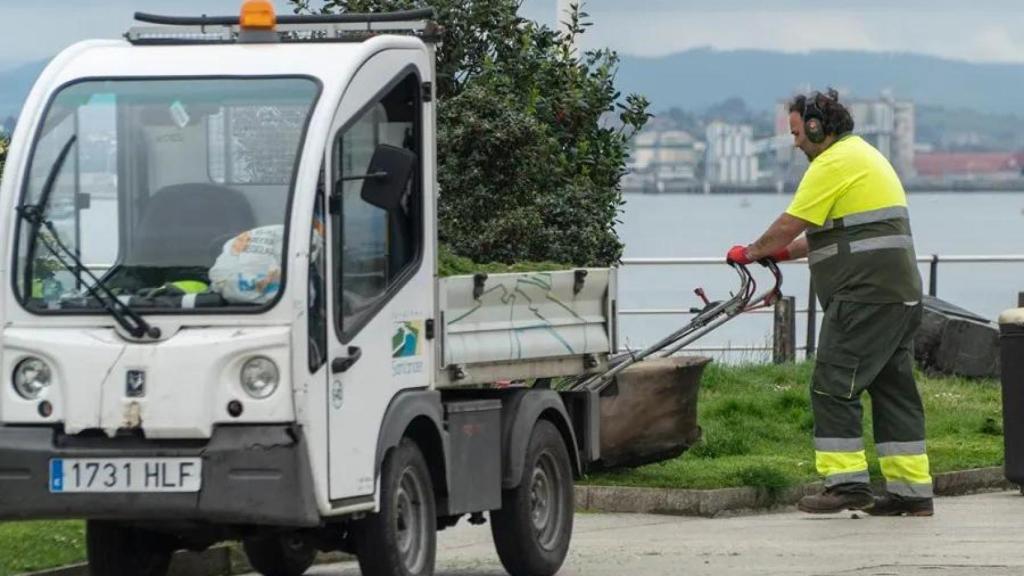 Trabajador cuidando jardines. EFE