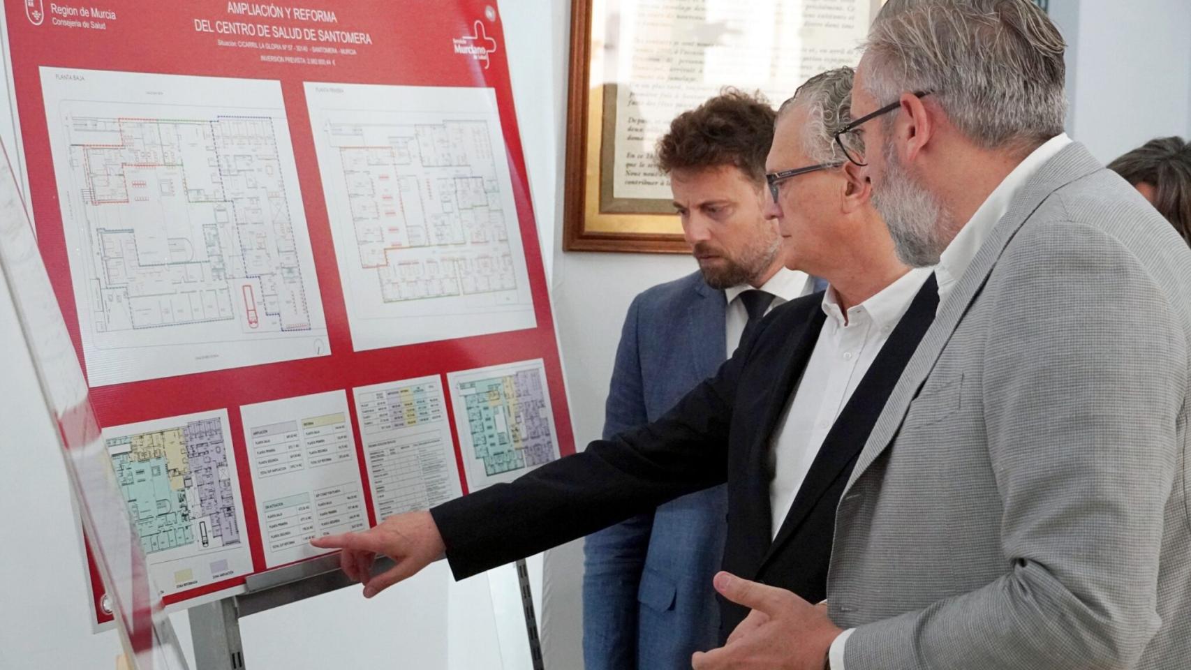 Tres responsables municipales observan el proyecto de ampliación y reforma del centro de salud de Santomera. EFE