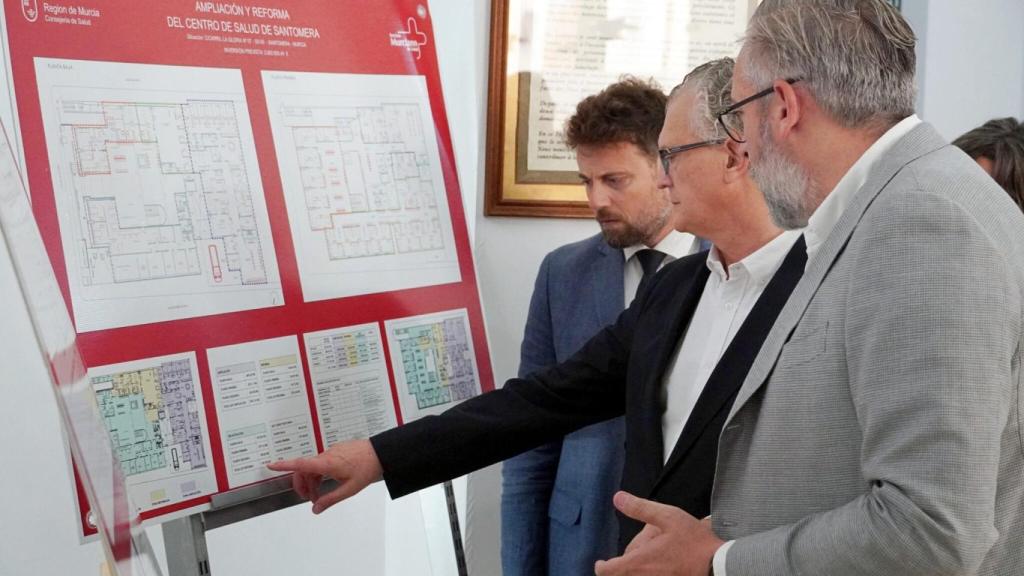 Tres responsables municipales observan el proyecto de ampliación y reforma del centro de salud de Santomera. EFE