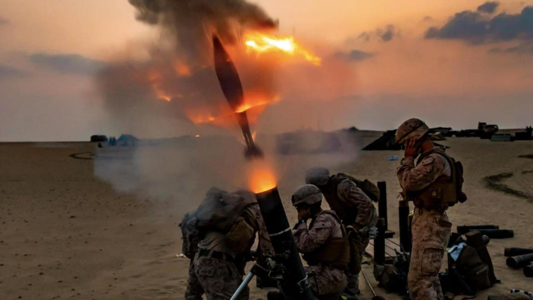 Los Marines de EEUU disparan un proyectil de mortero de 120 mm durante un entrenamiento.