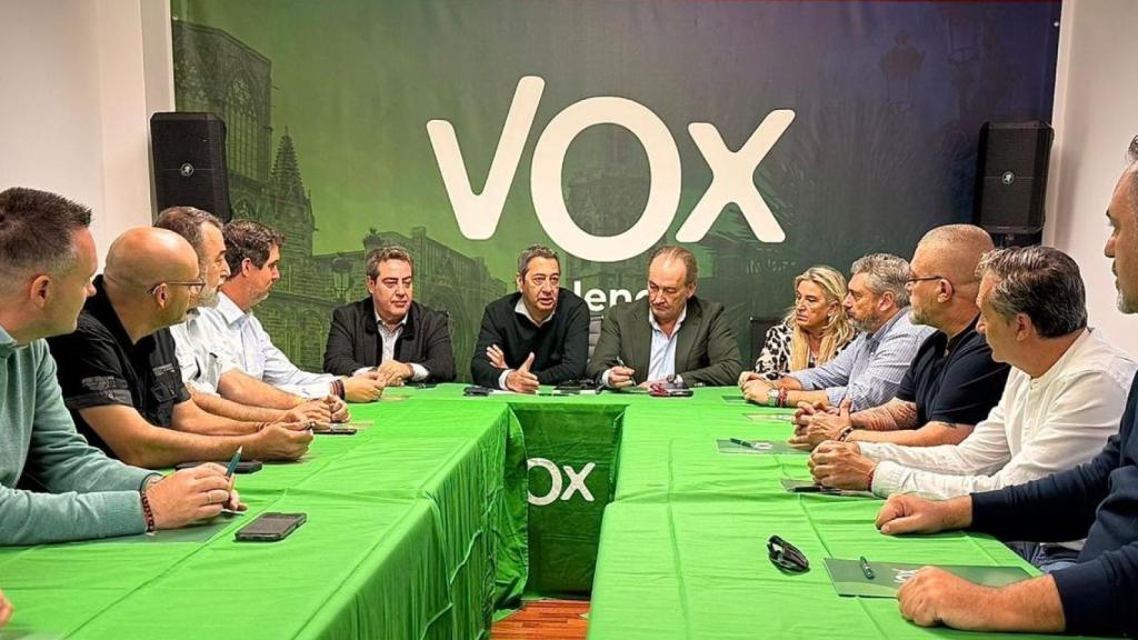Vicente Barrera, en el centro, junto a José Luis Aguirre (a la derecha) y José María Llanos (a la izquierda) durante una reunión de Vox Valencia. VOX