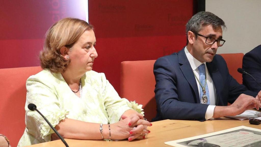 Conchi Cedillo, presidenta de la Diputación de Toledo y Eduardo Sánchez Butragueño, director de la Real Academia.