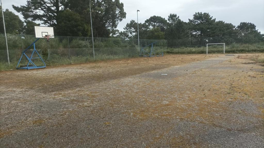 Pistas deportivas abandonadas en la urbanización Montegolf.