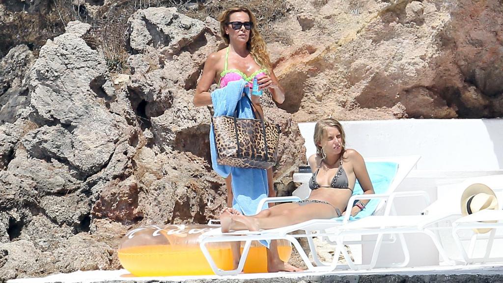 Ana Obregón junto a una de sus sobrinas, en su casa de Mallorca.
