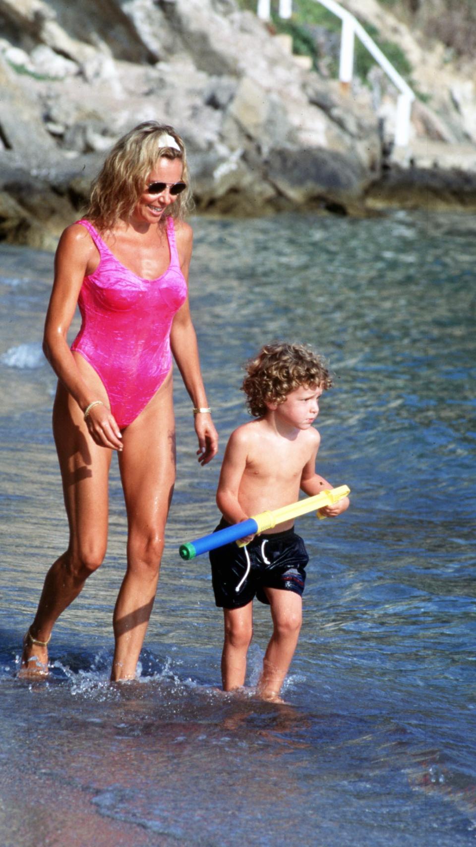 La actriz junto a su hijo, Álex Lequio, en una imagen en la Costa de los Pinos.